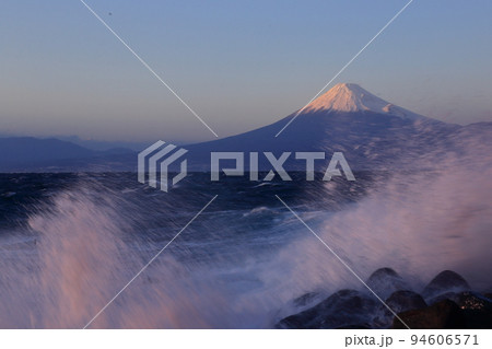 夕照終盤の波間と富士 94606571