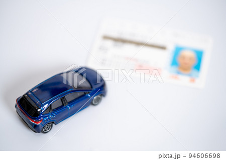 ミニカーと運転免許証 ミニカーと運転免許証 94606698