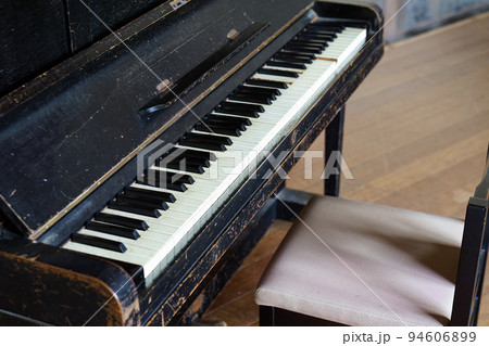 廃校になった小学校に置かれたままの壊れたピアノ 94606899