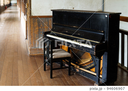 廃校になった小学校に置かれたままの壊れたピアノ 94606907