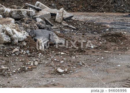 土木工事で撤去した地中埋設物 94606996