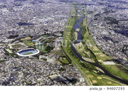 等々力陸上競技場と多摩川を空撮 94607293