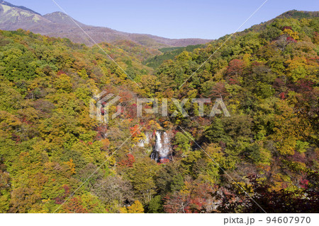 秋晴れの霧降ノ滝_色とりどりの木々の紅葉 秋晴れの霧降ノ滝_色とりどりの木々の紅葉 94607970