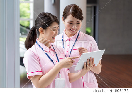 若い女性の介護スタッフ 94608172