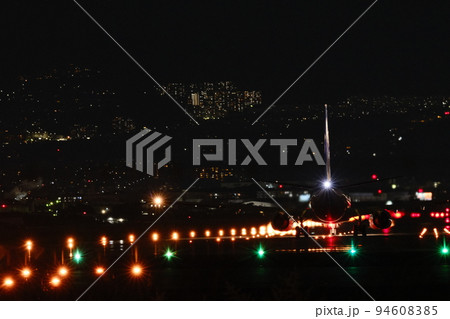 伊丹空港の飛行機と美しい風景 94608385