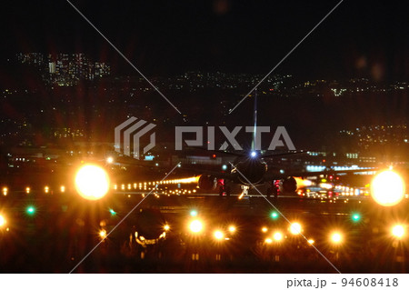 伊丹空港の飛行機と美しい風景 伊丹空港の飛行機と美しい風景 94608418