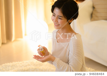 美容液や化粧水を寝る前に使う女性 美容液や化粧水を寝る前に使う女性 94608464