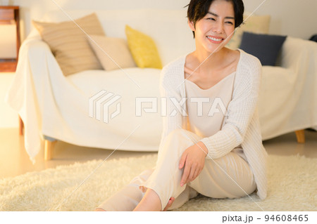 寝る前にマッサージのセルフケアをする女性 94608465