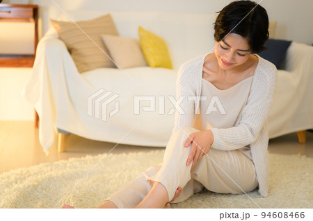 寝る前にマッサージのセルフケアをする女性 94608466