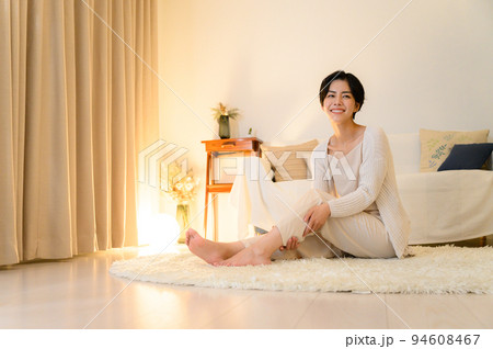 寝る前にマッサージのセルフケアをする女性 94608467