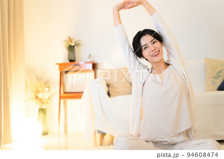 寝る前にストレッチをする女性 94608474