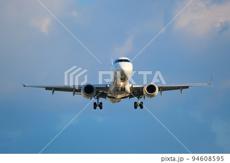 伊丹空港の飛行機と美しい風景 伊丹空港の飛行機と美しい風景 94608595