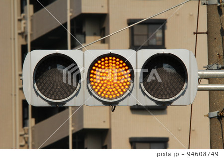 都会のLED信号機 黄色信号 94608749