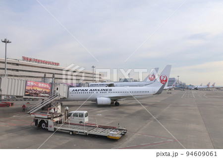 東京国際空港C滑走路に着陸する旅客機からの風景 東京国際空港C滑走路に着陸する旅客機からの風景 94609061