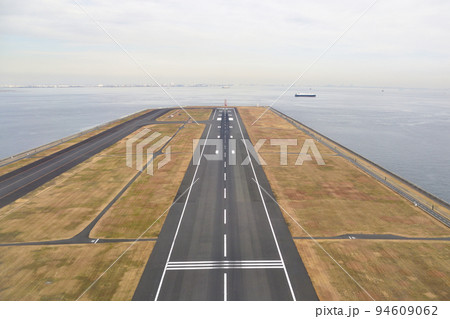 東京国際空港C滑走路に着陸する旅客機からの風景 94609062