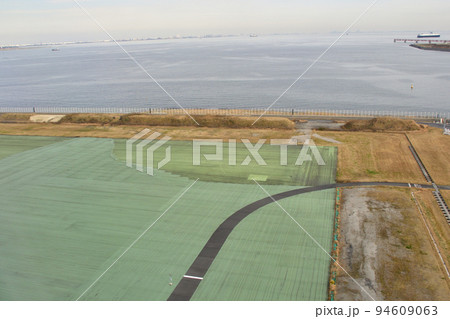 東京国際空港C滑走路に着陸する旅客機からの風景 94609063