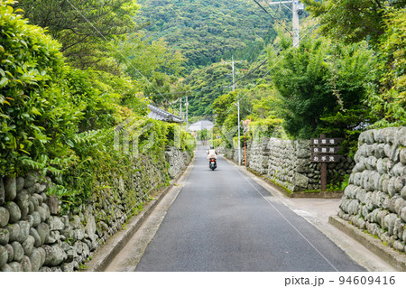 玉石の石垣が残る甑島 94609416
