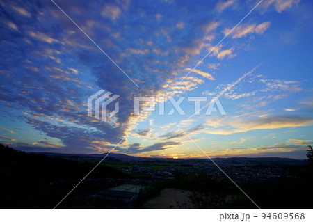 秋の夕焼け・広がるうろこ雲と飛行機雲・日没後 94609568