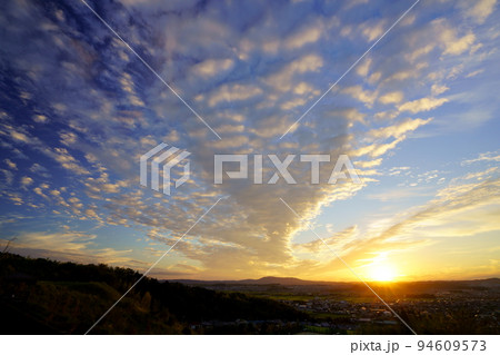 秋の夕焼け・広がるうろこ雲・日没 秋の夕焼け・広がるうろこ雲・日没 94609573