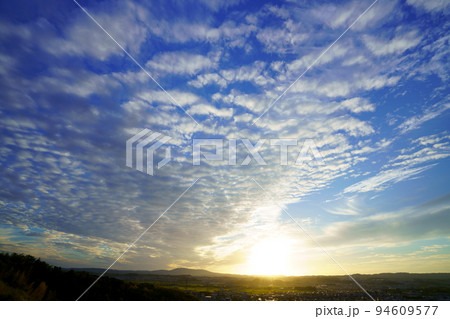 秋の夕焼け・広がるうろこ雲・日没 94609577