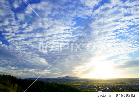 秋の夕焼け・広がるうろこ雲・日没 94609582
