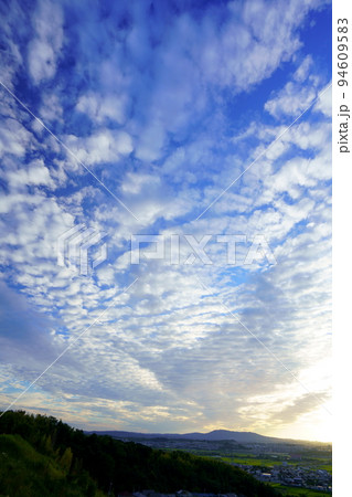 秋の夕焼け・広がるうろこ雲・日没 94609583