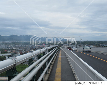 江島大橋を歩いて下る 94609646