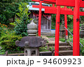 稲荷神社に奉納された朱色の鳥居と石灯籠 94609923