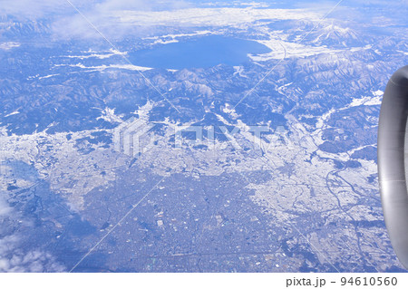 郡山市上空から見る雪景色の郡山市、猪苗代湖、会津若松市の風景 94610560
