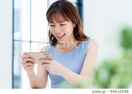スマホで動画を見る女性 94610596