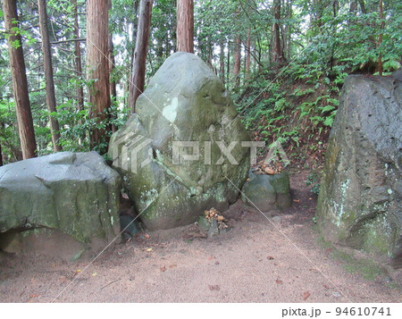 松江市の黄泉比良坂の岩石 松江市の黄泉比良坂の岩石 94610741