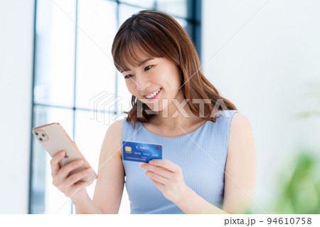オンラインショッピングをする女性 94610758