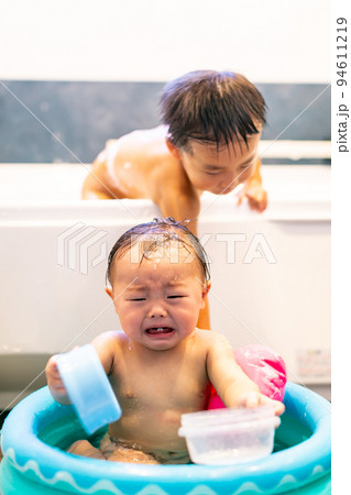 お風呂に入る兄弟　乳児　幼児 94611219