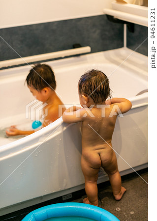 お風呂に入る兄弟　乳児　幼児 94611231