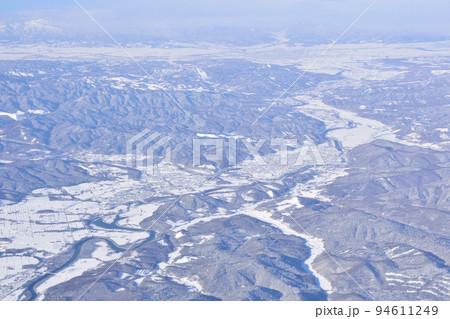 雪景色の北海道の空撮 94611249