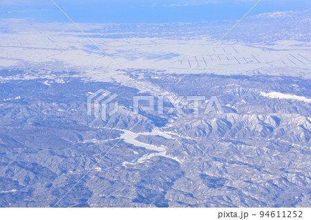 雪景色の北海道の空撮 94611252