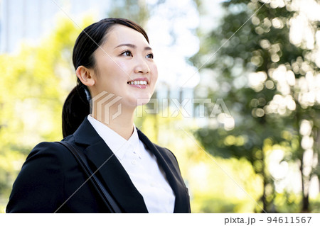 スーツを着た女性　就活生　リクルート　フレッシャーズ 94611567