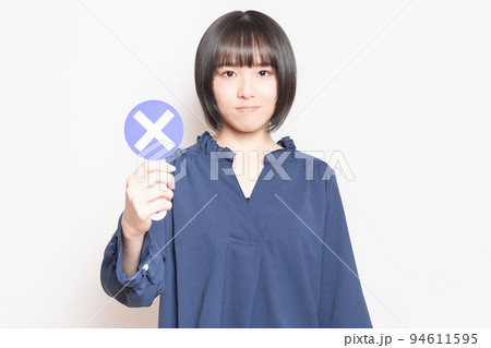 NGのプレートを見せている若い女性 NGのプレートを見せている若い女性 94611595