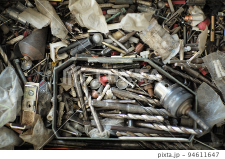 Top view messy tool box of the workman with many sizes of knots and screw inside Top view messy tool box of the workman with many sizes of knots and screw inside 94611647