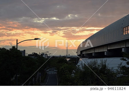 外環自動車道が見える夕暮れの景色 94611824