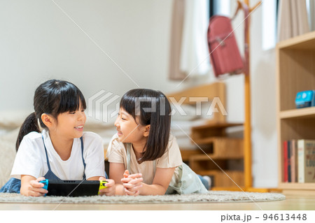 ゲームを一緒にする小学生の女の子 ゲームを一緒にする小学生の女の子 94613448