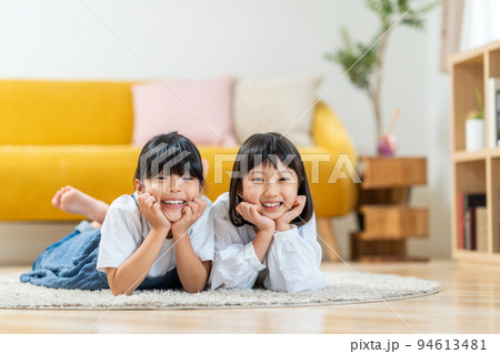 小学生 女の子 リビング 小学生 女の子 リビング 94613481