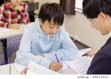 塾で授業を受ける男の子 94613912