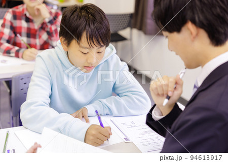 塾で授業を受ける男の子 塾で授業を受ける男の子 94613917