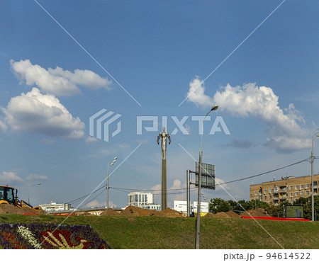 Monument to Yuri Gagarin (famous Russian cosmonaut) 42.5-meter high pedestal and statue, Leninsky Prospekt, Moscow, Russia Monument to Yuri Gagarin (famous Russian cosmonaut) 42.5-meter high pedestal and statue, Leninsky Prospekt, Moscow, Russia 94614522