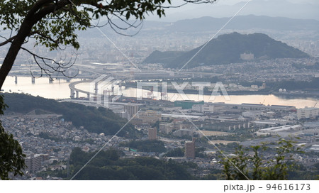 JR広島駅周辺を含む広島市中心部、広島市安芸区の愛宕神社から撮影 JR広島駅周辺を含む広島市中心部、広島市安芸区の愛宕神社から撮影 94616173