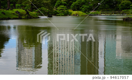 旧芝離宮恩賜庭園の水面反射は、都心のオアシス空間 94617057