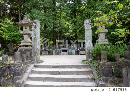 白虎隊隊士の墓所　会津若松市飯盛山 94617958