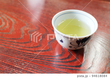 台の上のある美味しいお茶 94618084