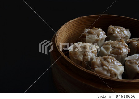 せいろに入ったシュウマイ 94618656